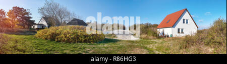 Traditionelle Häuser und Eingang zum Strand, Vitte Dorf auf der Insel Hiddensee an der Ostseeküste von Norddeutschland, Panoramic Image Stockfoto