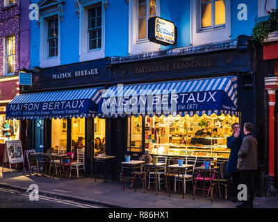 Maison Bertaux in der Griechischen Straße Soho, 1871 gegründet von einem Monsieur Bertaux aus Paris, ist der älteste Pâtisserie shop in London. Soho, Soho Wohn Stockfoto