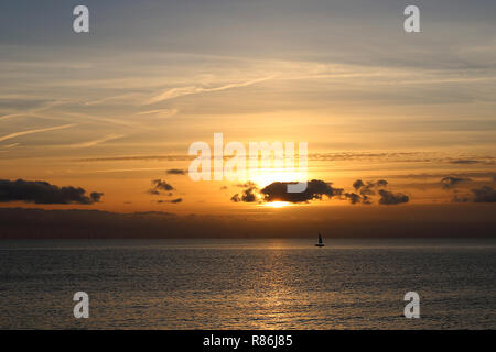 Golden Sunset mit einer Yacht, Brighton, Großbritannien Stockfoto