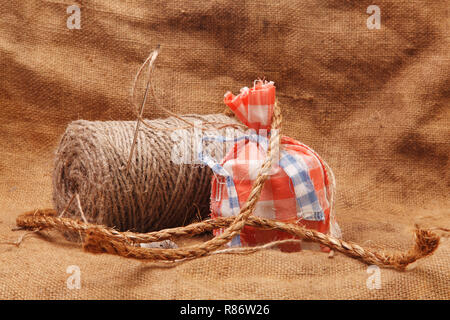 Rote Tasche und Ball von Garn Stockfoto