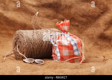 Rote Tasche und Ball von Garn Stockfoto