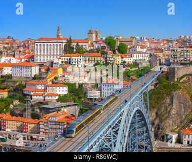 Blick auf die historische Stadt Porto und Luis I Brücke mit dem u-Zug in die sonnigen Tag, Portugal. Stockfoto