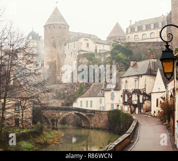 River embankment Armancon am nebligen Morgen im Winter, Semur-en-Auxois, Burgund, Frankreich. Stockfoto