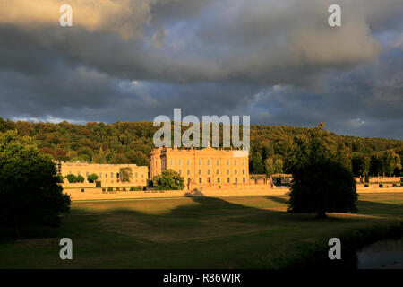 Sonnenuntergang über Chatsworth House, Fluss Derwent, Haus des Herzogs von Devonshire, Nationalpark Peak District, Derbyshire, England, Großbritannien Stockfoto