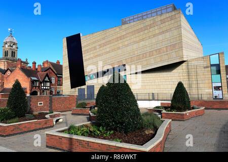 Die Quad Arts Center und Sir Peter Hilton Memorial Gardens, Derby, Derbyshire, England, Großbritannien Stockfoto