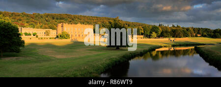 Sonnenuntergang über Chatsworth House, Fluss Derwent, Haus des Herzogs von Devonshire, Nationalpark Peak District, Derbyshire, England, Großbritannien Stockfoto