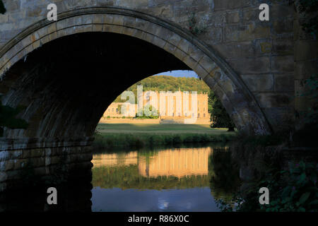 Sonnenuntergang über Chatsworth House, Fluss Derwent, Haus des Herzogs von Devonshire, Nationalpark Peak District, Derbyshire, England, Großbritannien Stockfoto