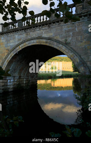 Sonnenuntergang über Chatsworth House, Fluss Derwent, Haus des Herzogs von Devonshire, Nationalpark Peak District, Derbyshire, England, Großbritannien Stockfoto