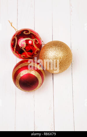 Weihnachten Kugeln auf weißem Holz- Hintergrund Stockfoto