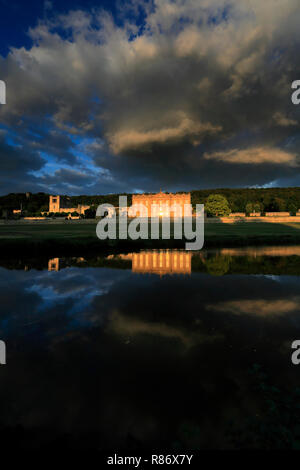 Sonnenuntergang über Chatsworth House, Fluss Derwent, Haus des Herzogs von Devonshire, Nationalpark Peak District, Derbyshire, England, Großbritannien Stockfoto