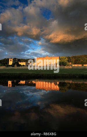 Sonnenuntergang über Chatsworth House, Fluss Derwent, Haus des Herzogs von Devonshire, Nationalpark Peak District, Derbyshire, England, Großbritannien Stockfoto