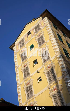 Camogli, Ligurien, Mittelmeer, Italien: Trompe-l'oeil-Fenster und Fensterläden auf hohen Haus Stockfoto