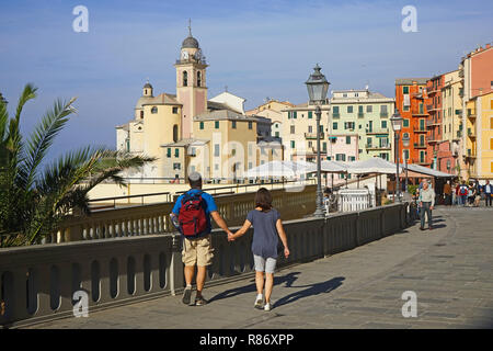 Camogli, Ligurien, Mittelmeer, Italien: Promenade mit junges Paar gehen Hand in Hand und die Aussicht geniessen Stockfoto