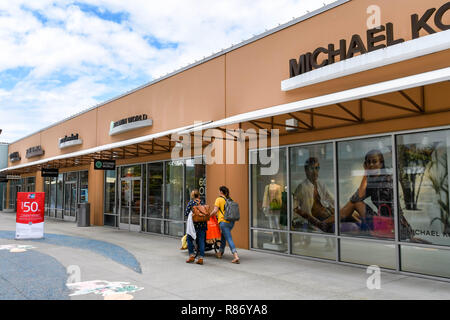 SEATTLE, WA, USA - JUNI 2018: Läden in den Premium Outlets Einkaufszentrum im Tulalip. in der Nähe von Seattle mit Käufern vorbei gehen. Stockfoto