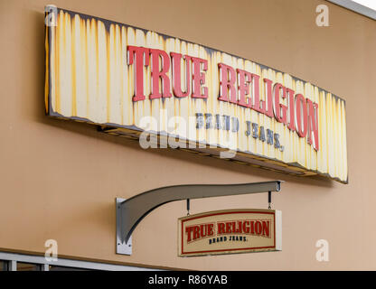 SEATTLE, WA, USA - JUNI 2018: Nahaufnahme eines Zeichens außerhalb der True Religion Brand Jeans store in die Premium Outlets Einkaufszentrum im Tulalip in der Nähe von Stockfoto