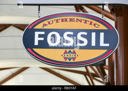 SEATTLE, WA, USA - JUNI 2018: Nahaufnahme eines Zeichens außerhalb der Fossil store in die Premium Outlets Einkaufszentrum im Tulalip in der Nähe von Seattle. Stockfoto