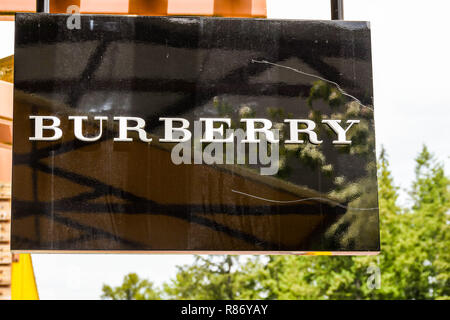 SEATTLE, WA, USA - JUNI 2018: Nahaufnahme eines Zeichens außerhalb der Burberry factory store in die Premium Outlets Einkaufszentrum im Tulalip in der Nähe von Seattle. Stockfoto