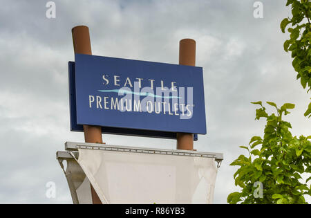 SEATTLE, WA, USA - JUNI 2018: großes Schild außerhalb der Premium Outlet Shopping Mall an der Tulalip in der Nähe von Seattle. Stockfoto