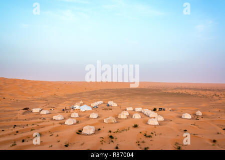 Campingplatz tief in der Sahara Wüste südlich von Douz, Tunesien Stockfoto