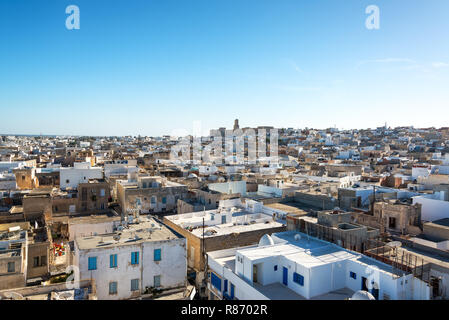 Stadtbild der Medina von Sousse, Tunesien mit der Kasbah im Hintergrund Stockfoto