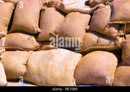 Sandsäcke an den Ufern der Elbe während der Flut in Magdeburg. Stockfoto