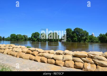 Sandsäcke an den Ufern der Elbe während der Flut in Magdeburg. Stockfoto