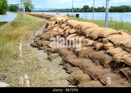 Sandsäcke an den Ufern der Elbe während der Flut in Magdeburg. Stockfoto