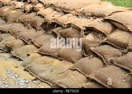 Sandsäcke an den Ufern der Elbe während der Flut in Magdeburg. Stockfoto