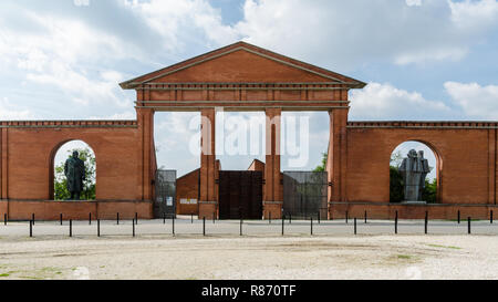 Die Skulpturen von Lenin und Marx & Engels am Eingang von Memento Park, Budapest, Ungarn Stockfoto