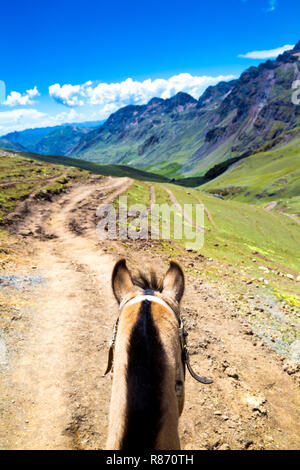 Ein Pferd reiten bis der Regenbogen Berg (Vinicunca), Peru Stockfoto