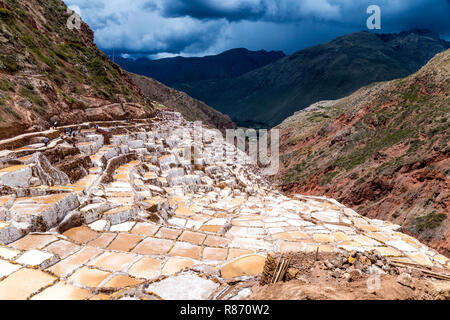 Salzweiher in Maras (Salinas de Maras), Heiliger Tal, Peru Stockfoto