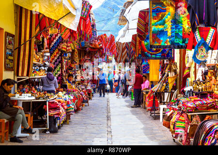 Markt mit bunten traditionellen Peruanischen Textilien in Pisac, das Heilige Tal, Peru Stockfoto