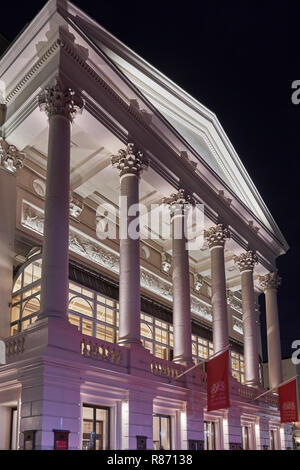 Fassade und Eingang des Royal Opera House, Covent Garden London, nachts. Stockfoto