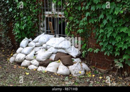 Sandsäcke vor einem Fenster während eines Hochwassers in Magdeburg. Stockfoto