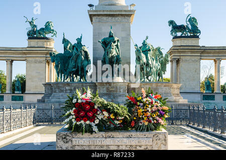 Sieben magyarischen Häuptlingen und Gedenkstein der Helden vom Millennium Monument in Helden Platz, Budapest, Ungarn Stockfoto