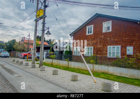 PUERTO VARAS, CHILE, September, 23, 2018: Im freien Blick auf die alte hölzerne Gebäude, mit einigen Bäumen vor, in Puerto Varas, Chile Stockfoto