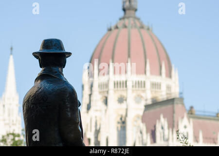 Statue von Imre Nagy, mit der Kuppel des ungarischen Parlaments im Hintergrund, Budapest, Ungarn Stockfoto