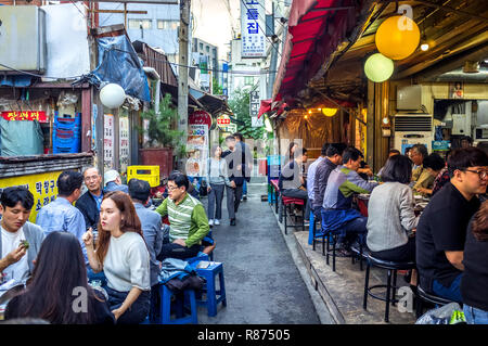 Seoul, Südkorea - 10. September 2018 - große Gruppe von Menschen, die in einem offenen und einfachen lokalen Restaurant in Seoul in Südkorea Stockfoto