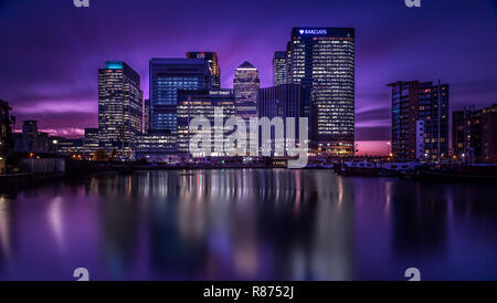 London Canary Wharf Skyline der Stadt bei Sonnenuntergang von East India Quays mit Wasser und Reflexionen genommen Stockfoto