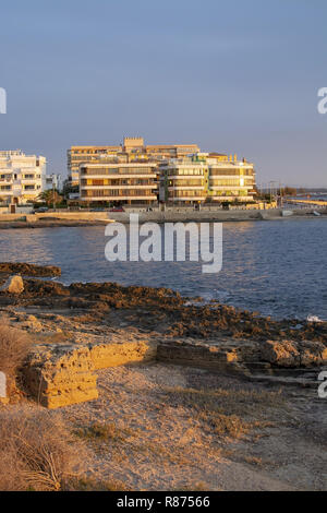 PALMA DE MALLORCA, SPANIEN - 24. NOVEMBER 2018: Seaside Gebäude und Menschen beobachten Sonnenuntergang am 24. November 2018 in Palma de Mallorca, Spanien. Stockfoto