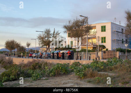 PALMA DE MALLORCA, SPANIEN - 24. NOVEMBER 2018: Seaside Gebäude und Menschen beobachten Sonnenuntergang am 24. November 2018 in Palma de Mallorca, Spanien. Stockfoto