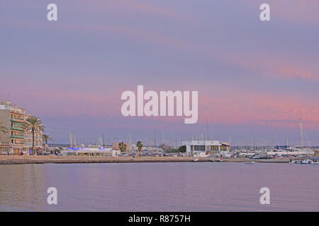 MALLORCA, SPANIEN - 24 November, 2018 Pulverförmige rosa Winter sonnenuntergang himmel über Can Pastilla Marina am 24 November, 2018 auf Mallorca, Spanien. Stockfoto