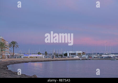 MALLORCA, SPANIEN - 24 November, 2018 Pulverförmige rosa Winter sonnenuntergang himmel über Can Pastilla Marina am 24 November, 2018 auf Mallorca, Spanien. Stockfoto