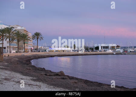 MALLORCA, SPANIEN - 24 November, 2018 Pulverförmige rosa Winter sonnenuntergang himmel über Can Pastilla Marina am 24 November, 2018 auf Mallorca, Spanien. Stockfoto