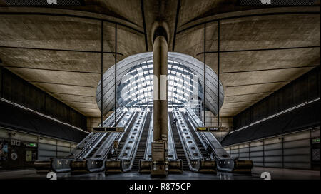 London Canary Wharf U-Bahnstation im Herzen des Finanzviertels der Stadt, von Foster und Partner konzipiert Stockfoto