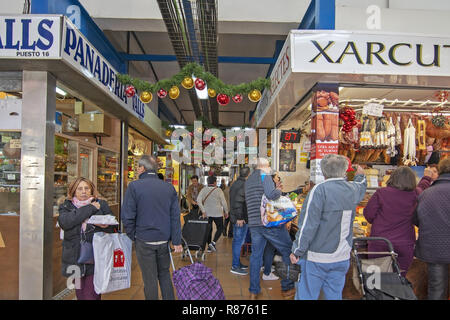 PALMA DE MALLORCA, SPANIEN - 01. Dezember 2018: Pere Garau Marktes Anbieter und Käufer auf 01 Dezember, 2018 in Palma de Mallorca, Spanien. Stockfoto