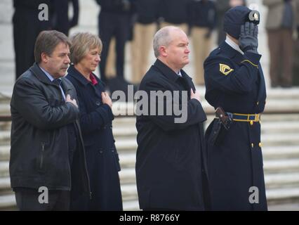 Kanadische VA Minister öffentlichen Kranzniederlegung - Salute Stockfoto