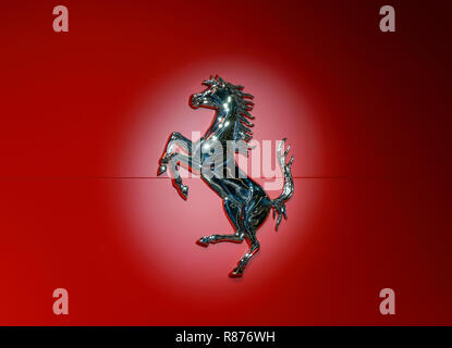 FRANKFURT - SEP 2017: Ferrari Pferd Logo in metallischen auf rotem Hintergrund in einen Lichtfleck auf der IAA Frankfurt Motor Show Stockfoto