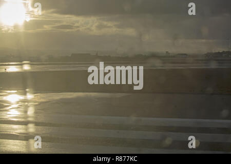 Sonne bricht durch Nebel mit greller Glanz und Reflexe in Morgen nach erfrischenden Gewitter in Palma de Mallorca, Spanien. Stockfoto