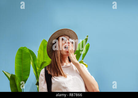 Junge weibliche im Urlaub begeistert Stockfoto